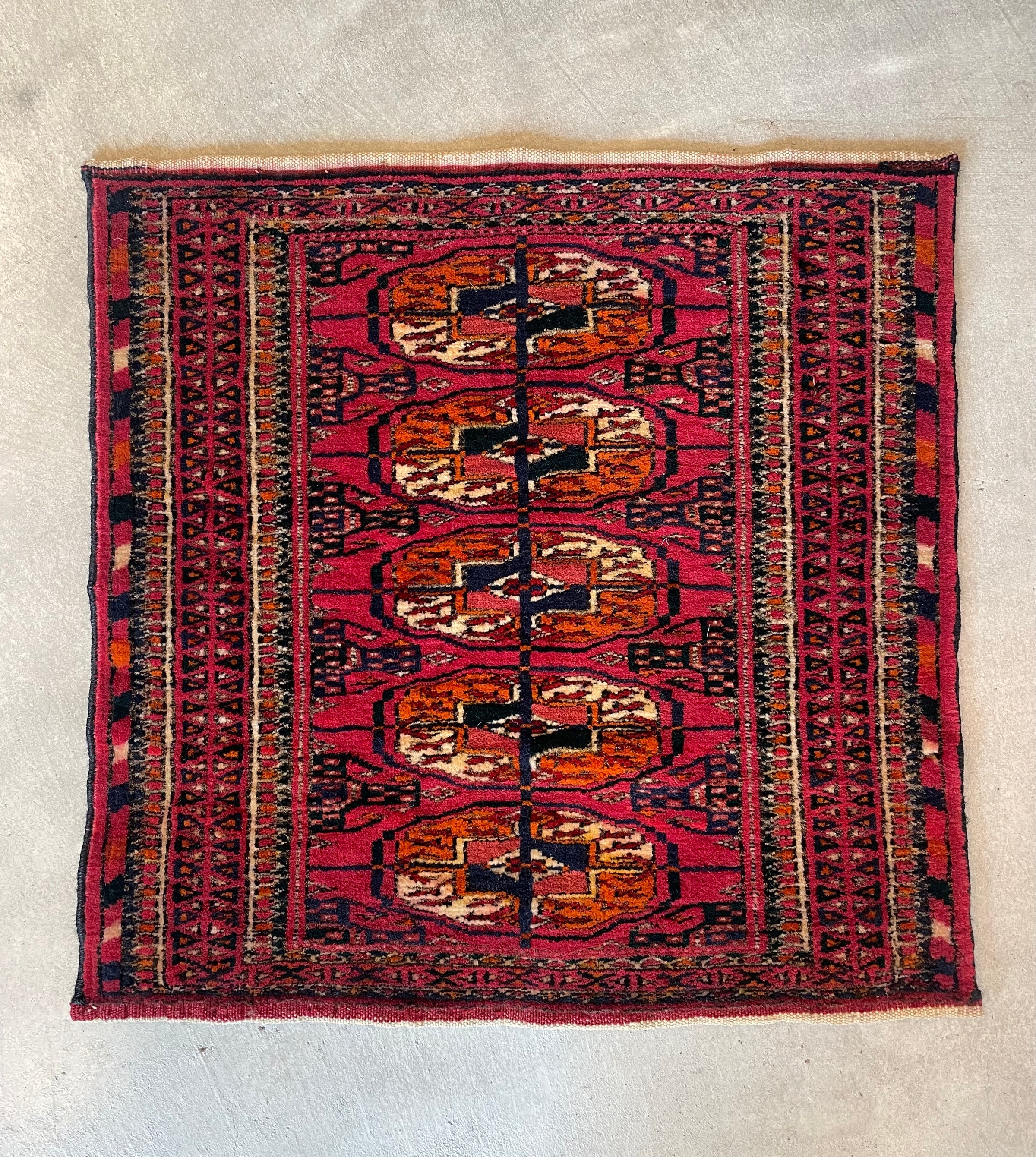 上質な手織り絨毯と手仕事のファブリック/手織り絨毯デザイナーが運営